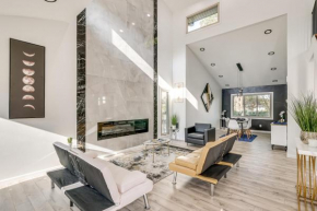 1 Mi to Holmes Lake Bright and Modern Lincoln Home!